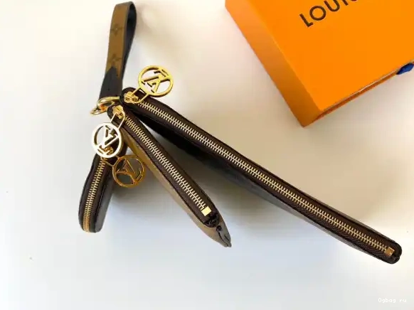 MONOGRAM POUCH LOUIS VUITTON 0517